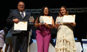 La Abg. Andrea Llumipanta, M.Sc., coordinadora del Consultorio Jurídico Gratuito de la UPS sede Quito, recibe la distinción al primer lugar nacional en el Concurso de Casos Destacados 2025-2026
